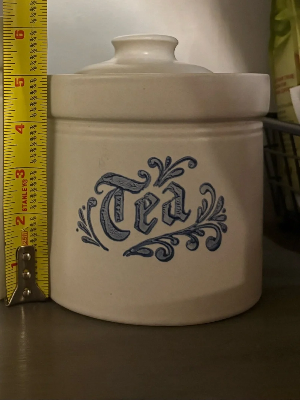 Yorktowne by Pfaltzgraff Stoneware tea Canister. 1 qt 509
